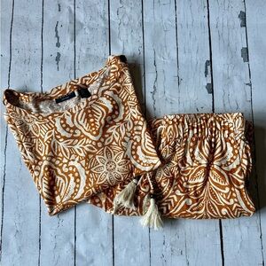 Chic two-piece set,100% linen pants and top size medium by Tahari